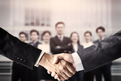 网上起诉欠款需亲自出庭吗？